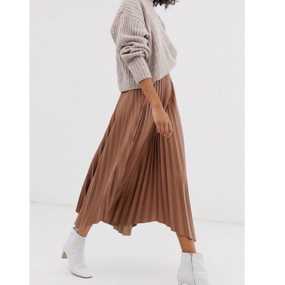 Pleated skirt